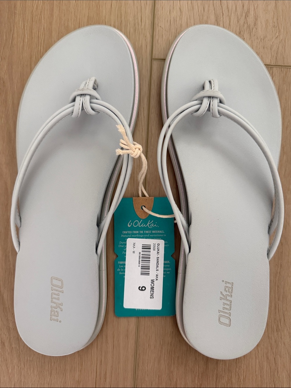 OluKai ‘Aka Iridescent/Vapor Light Gray Sandals Women’s 9 NWT